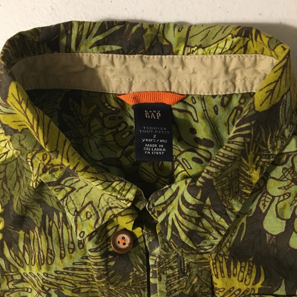 Baby Gap button down shirt in Size 2.